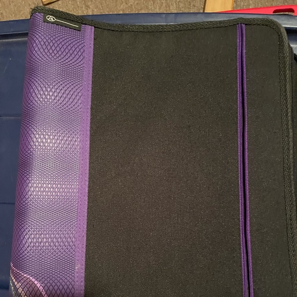 Basic binder with zipper pouch - Picture 1 of 3